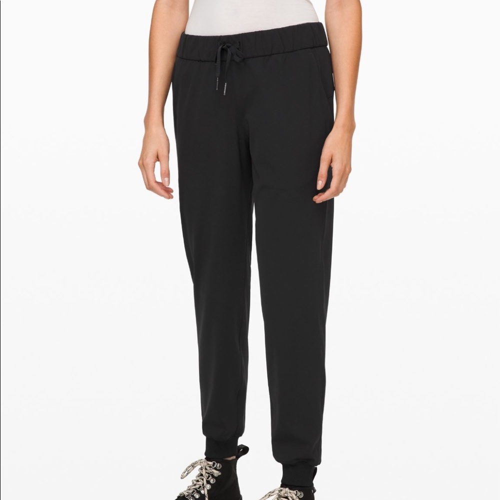 Lululemon on the fly joggers